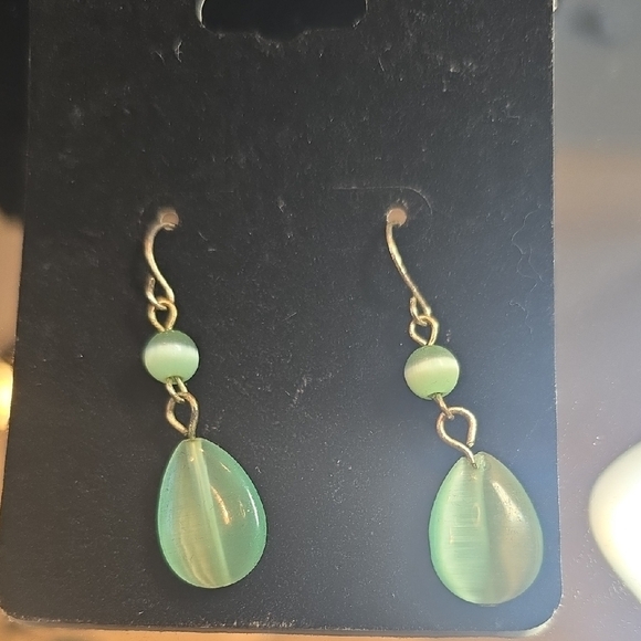 Elegant Green Teardrop Earrings - Picture 1 of 2